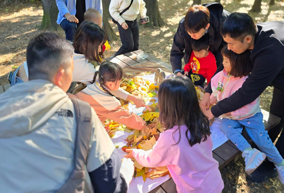 고양시가 오는 17일 정발산공원 유아숲체험원에서 가족과 함께하는 ‘놀숲 쉼숲 트리클라이밍’행사를 개최하는 가운데 사진은 지난해 행사 모습. (사진=고양시 제공)