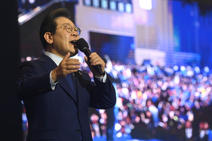  더불어민주당의 제21대 대통령 선거 주자로 선출된 이재명 후보가 지난달 27일 고양 킨텍스에서 열린 '더불어민주당 21대 대선 후보 선출을 위한 수도권·강원·제주 합동연설회' 직후 대선 후보 수락 연설을 하고 있다. (사진=옥지훈 기자)