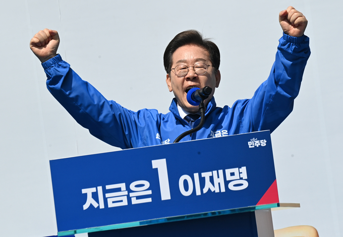 이재명 더불어민주당 대선 후보가 공식 선거운동 첫날인 12일 서울 광화문 청계광장에서 열린 선대위 출정식에서 주먹을 불끈 쥐고 대선에 임하는 포부를 밝히고 있다. (사진=옥지훈 기자)