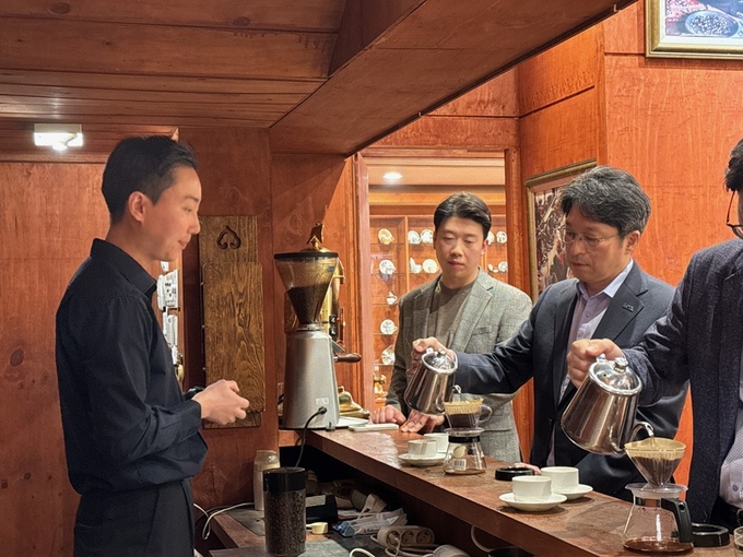 홍지선 남양주시 부시장이 지역 문화예술 관계자들과 함께 전시를 관람하고 작품에 대한 의견을 나눴다. (사진=남양주시 제공)