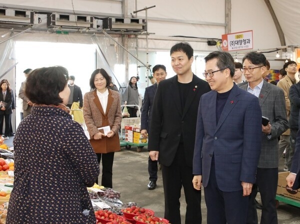 유영일 경기도의원(가운데)이 지난 3월 21일 김동연 경기도지사와 함께 안양농수산물도매시장을 찾아 폭설 피해 복구 상황을 점검한 뒤 상인들의 애로사항을 청취하고 있다.(사진=유영일 경기도의원 제공)