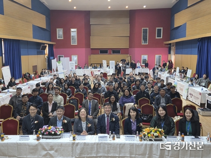 2025 몽골 생명과학대학교 축산대학 채용박람회에서 참석자들이 기념촬영을 하고 있다. (사진=한경국립대학교 제공)