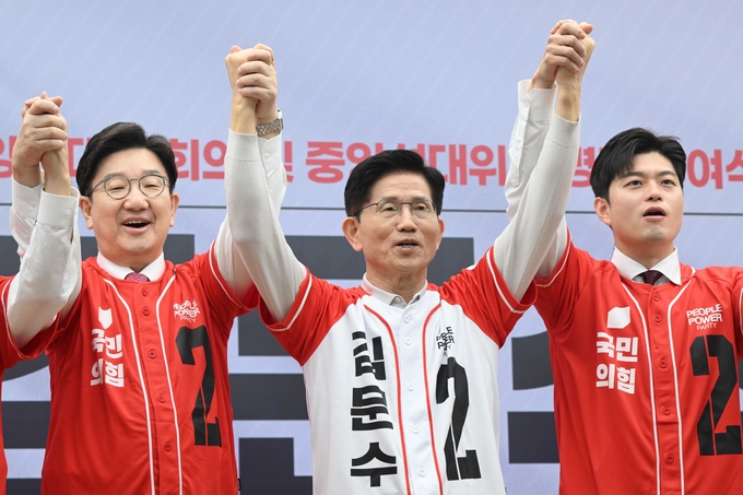 김문수 국민의힘 대선 후보가 12일 서울 영등포구 여의도 국민의힘 중앙당사에서 열린 중앙선대위 임명장 수여식에서 권영세, 김용태 공동선거대책위원장 등과 기념촬영을 하고 있다. (사진=연합뉴스)