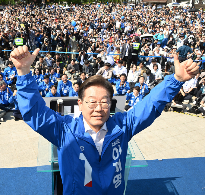 이재명 더불어민주당 대선 후보가 12일 경기도 화성시 동탄 센트럴파크 음악분수중앙광장에서 'K-반도체 집중유세'를 한 뒤 관계자, 지지자들과 기념촬영을 하고 있다. (사진=옥지훈 기자)