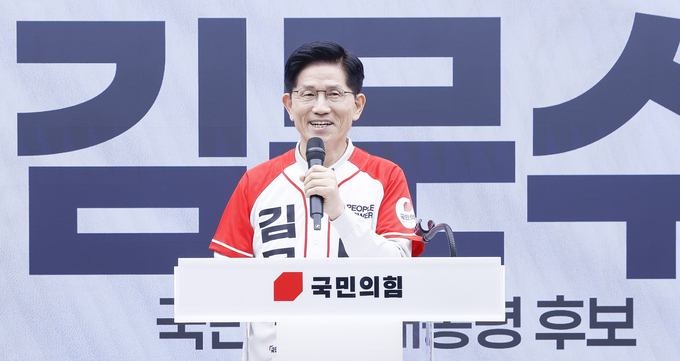 국민의힘 김문수 대선 후보가 12일 서울 영등포구 여의도 국민의힘 중앙당사에서 열린 중앙선대위 임명장 수여식에서 발언하고 있다. (사진=연합뉴스)