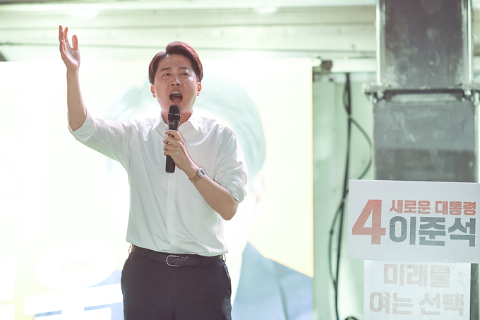 개혁신당 이준석 대선 후보가 제21대 대통령 선거 공식 선거운동 첫날인 지난 12일 서울 청계광장에서 열린 출정식에서 연설을 하고 있다. (사진=연합뉴스)