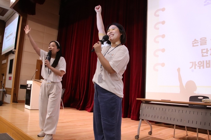 분당서울대병원 암정보교육센터 관계자들이 소아암 환아와 가족을 위한 어린이날 기념행사 ‘우리 함께 반짝이는 날’에서 레크리에이션 프로그램을 진행하며 환한 미소로 분위기를 이끌고 있다. 환아와 가족이 함께 즐길 수 있는 활동을 통해 치료 과정에서의 긴장과 스트레스를 풀고 정서적 안정을 도모하는 시간을 제공했다. (사진=분당서울대병원 제공)