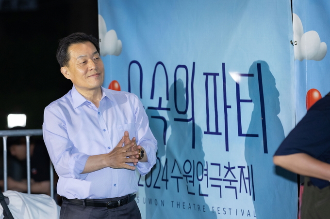 이재준 수원시장이 지난해 경기상상캠퍼스에서 열린 수원연극축제 현장을 둘러보고 있다. (사진=수원시 제공)