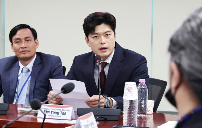 국민의힘 김용태(가운데) 비상대책위원장 지명자가 13일 국회 의원회관에서 열린 한국-호주-베트남 석탄재 핵심 광물화 사업 간담회에 참석해 발언하고 있다. (사진=연합뉴스)