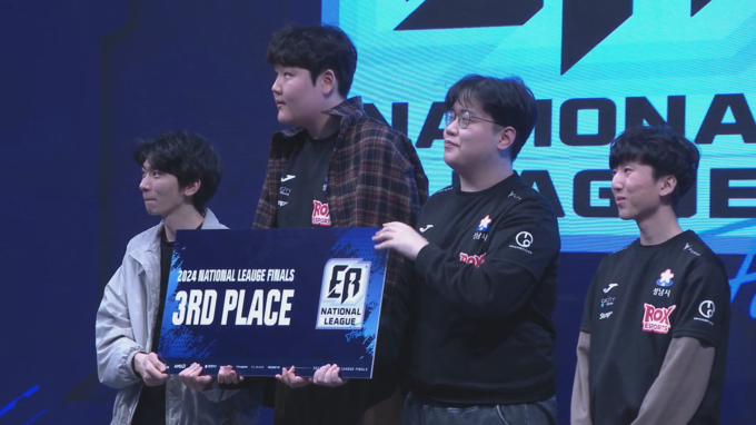 2024 이터널 리턴 내셔널리그 파이널에서 3위를 차지한 성남 락스 선수단이 시상식에서 기념 촬영을 하고 있다. (사진=락스 이스포츠 제공)