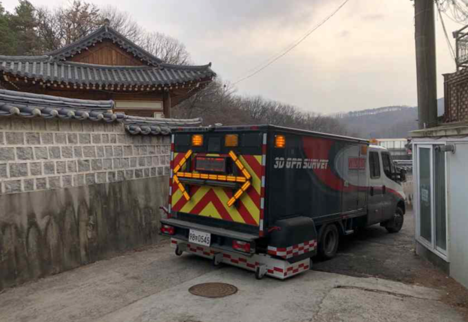 차도 구간을 탐사 하고 있는 차량형 지표투과레이더. (사진=광명시 제공)