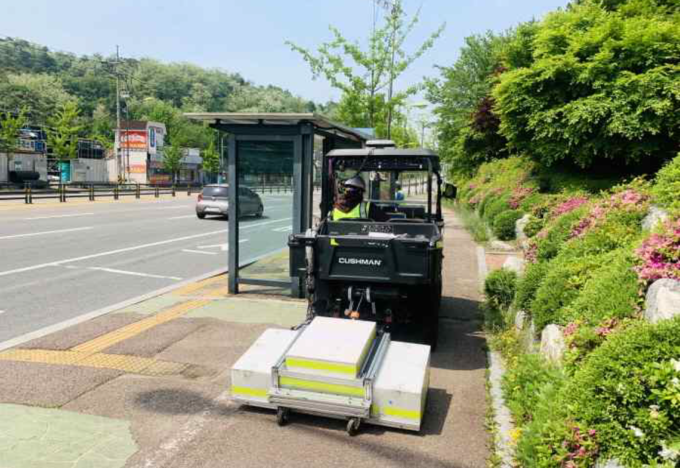 보도 구간을 탐사 하고 있는 전동 카트형 지표투과레이더. (사진=광명시 제공)
