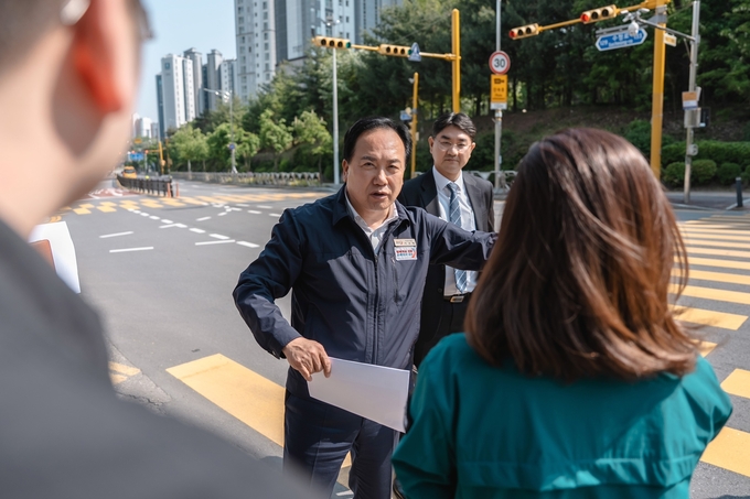 이권재 오산시장이 “시민 불편 예방하고, 현장에서 답 찾는 적극 행정을 펼치고 있다.(사진=금암동·양산동 등 주요 재포장 구간 현장 확인 모습. (사진=오산시 제공)