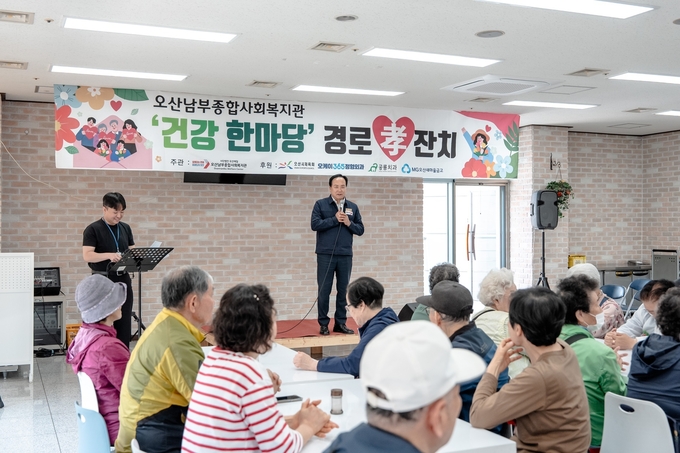 이권재 오산시장이 건강한마당’과 가족축제 ‘를 찾아 인사를 전하고 있다. (사진=오산시 제공)