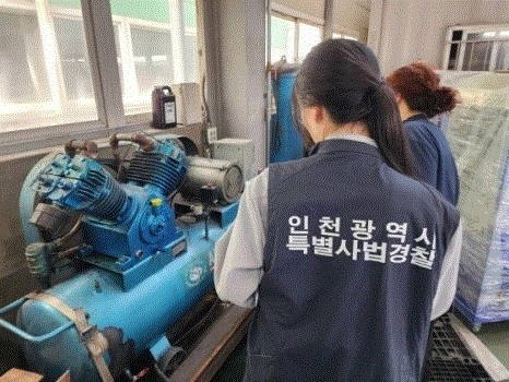 인천시 특별사법경찰이 환경오염물질 배출업소를 점검하고 있다. ( 사진 = 인천시 제공 )
