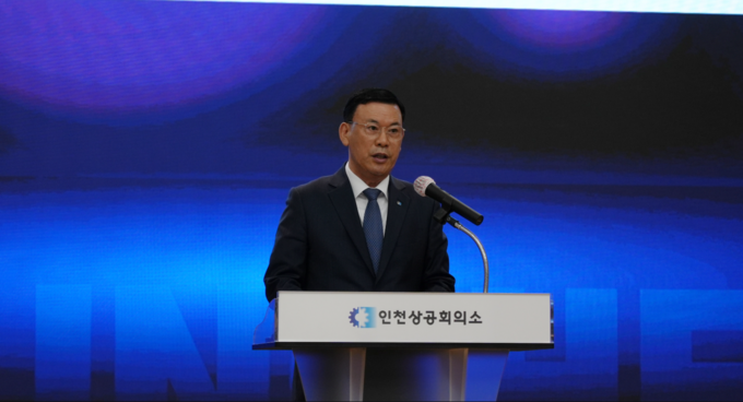 13일 인천상공회의소에서 열린 ‘제21대 대통령 선거 후보에 바라는 2025 인천경제주권 어젠다’ 기자회견에서 박주봉 인천상공회의소 회장이 제안 설명을 하고 있다. ( 사진 = 인천경실련 제공 )