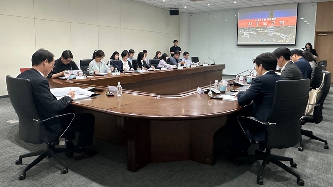 13일 인천시청에서 유정복 시장이 참석한 가운데 ‘APEC 2025 KOREA SOM3 및 장관회의’ 행사지원 용역 착수보고회가 열리고 있다. ( 사진 = 인천시 제공 )