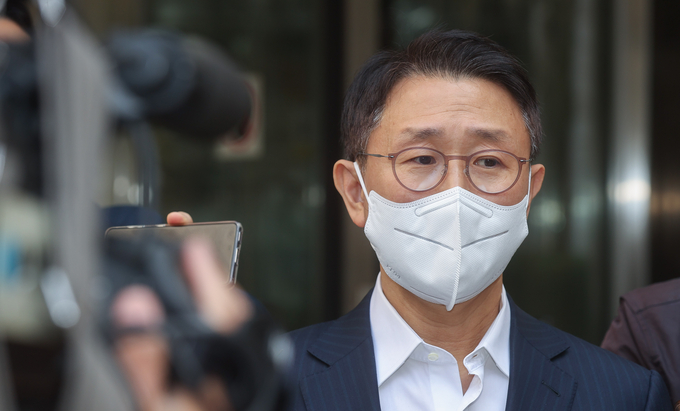  뇌물수수 혐의로 고위공직자범죄수사처(공수처)가 출범 후 처음 기소한 김형준 전 부장검사가 9일 오전 서울 서초구 중앙지법에서 열린 1심 선고를 마친 뒤 취재진의 질문에 답하고 있다. (사진=연합뉴스)