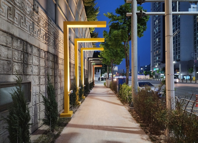안양시가 동안구 호계3동 경수대로 보행로에 설치한 조형물. 이 조형물은 야간에 가로등 역할도 한다. (사진=안양시 제공)