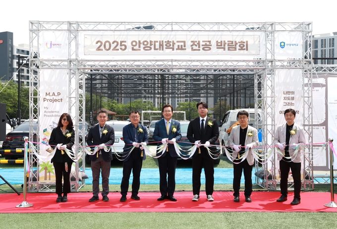 장광수(가운데) 안양대 총장이 13일 '2025학년도 전공박람회' 개막식에 참석해 참석자들과 축하 테이프를 자르고 있다. (사진=안양대 제공)