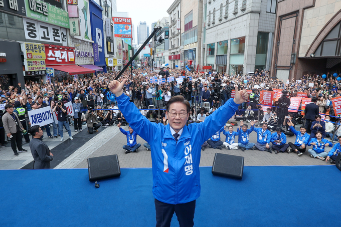 이재명 더불어민주당 대선 후보가 13일 '보수의 심장'이라고 불리는 대구광역시의 동성로 거리에서 연설을 마친 후 두손을 번쩍 들고 있다. (사진=연합뉴스)