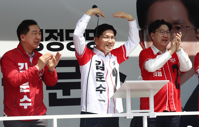 김문수 국민의힘 대선 후보가 13일 울산 남구신정시장 인근에서 유세를 하고 있다. (사진=연합뉴스)