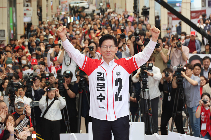 김문수 국민의힘 대선 후보가 13일 울산 뉴코아아울렛 앞에서 유세를 하고 있다. (사진=연합뉴스)