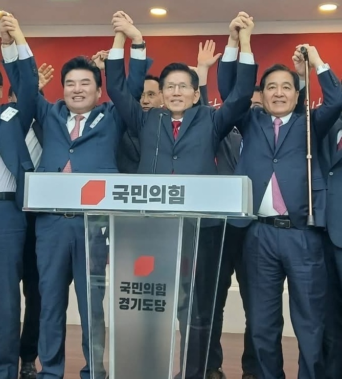 김문수 국민의힘 대선 후보(가운데)가 지난 9일 국민의힘 경기도당사에서 열린 제21대 대통령선거 경기도 선거대책위원회 발대식에서 원유철 중앙선대위 상임고문(왼쪽), 심재철 경기도당위원장(오른쪽) 등과 화이팅을 외치고 있다. (사진=경기도당 제공)