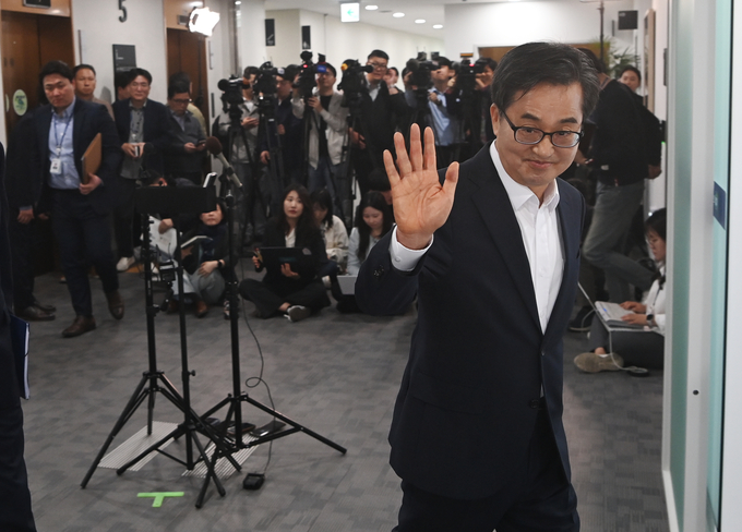 김동연 경기도지사가 경기도정이 복귀한 지난달 29일 수원시 영통구 경기도청사 서희홀에서 열린 도정점검회의를 마치고 진행된 백브리핑을 끝낸 후 자리를 떠나고 있다. (사진=옥지훈 기자)