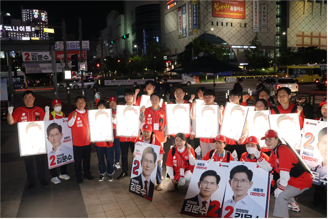 김문수 국민의힘 대선 후보 중앙선거대책위원회는 13일 오후 수인분당선 야탑역 앞에서 ‘반딧불 청년 유세단’ 발족식을 가졌다. (사진=김 후보 선대위 제공)