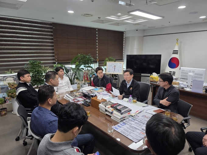 13일 용인시청 시장실에서 이상일 용인시장과 용인시줄넘기협회 임원들이 간담회를 진행하고 있다. (사진=용인시줄넘기협회 제공)