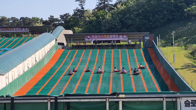 5월부터는 안성맞춤랜드 내 사계절썰매장이 본격적으로 운영돼 큰 호응을 받고 있다. (사진=안성시 제공)