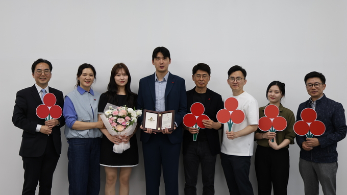 지난 13일 이여준 ㈜SW헬스케어 이사의 아너 소사이어티 가입식 후 참석자들이 기념촬영을 하고 있다. (사진=경기 사랑의열매 제공)