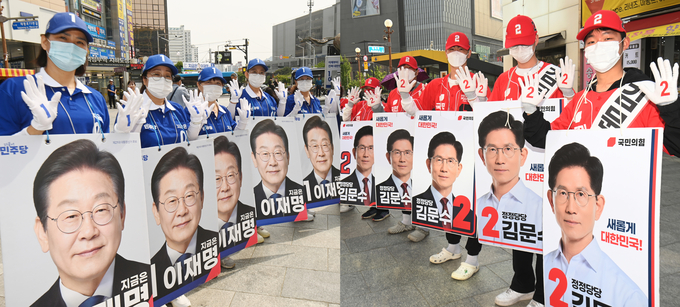 제21대 대통령 선거를 20일 앞둔 14일 오후 의정부시 이성계 동상 앞에서 (왼쪽부터) 이재명 더불어민주당 대선 후보 선거운동원들, 김문수 국민의힘 대선 후보 선거운동원들이 피켓을 들고 선거 운동을 하고 있다.