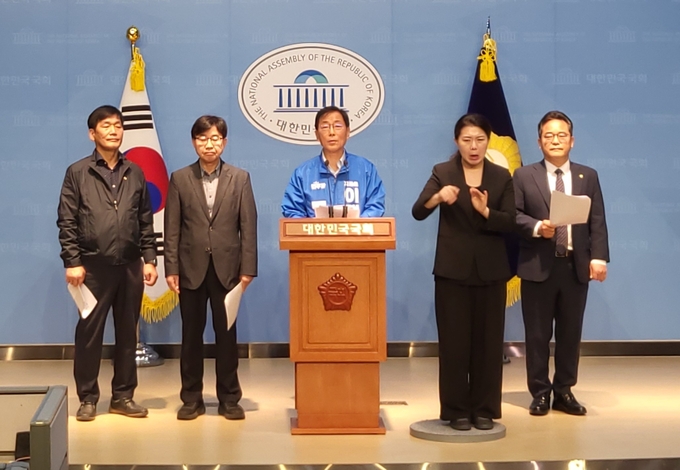 더불어민주당 ‘진짜 대한민국 중앙선거대책위원회’ 민생살리기본부가 14일 국회에서 기자회견을 열고 김문수 국민의힘 대선 후보의 발언을 강력 규탄하고 있다. (사진=한주희 수습기자)