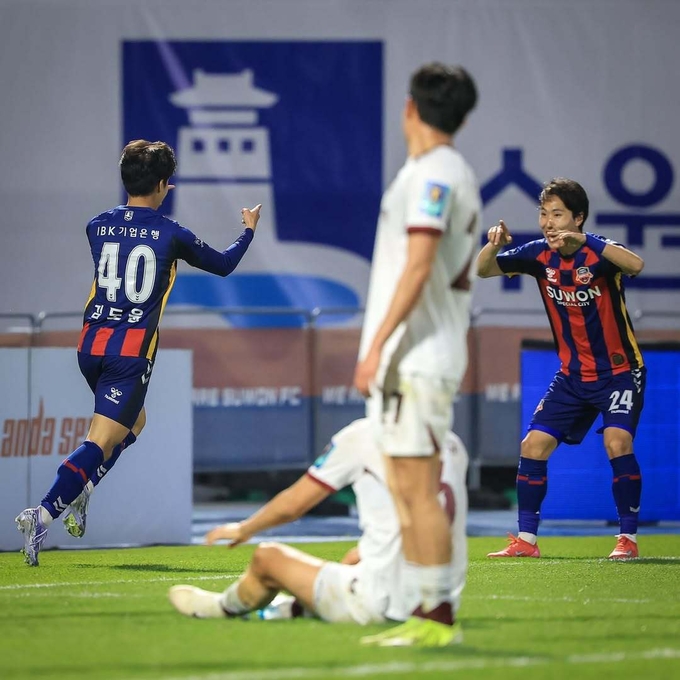 14일 수원종합운동장에서 열린 2025 하나은행 코리아컵 16강 수원FC와 광주FC의 경기서 득점한 수원FC 김도윤이 기뻐하고 있다. (사진=수원FC 제공)