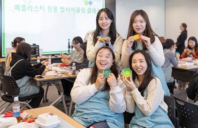 폐플라스틱 업사이클링 클래스’에 참여한 코웨이 임직원 모습 (사진=코웨이 제공)