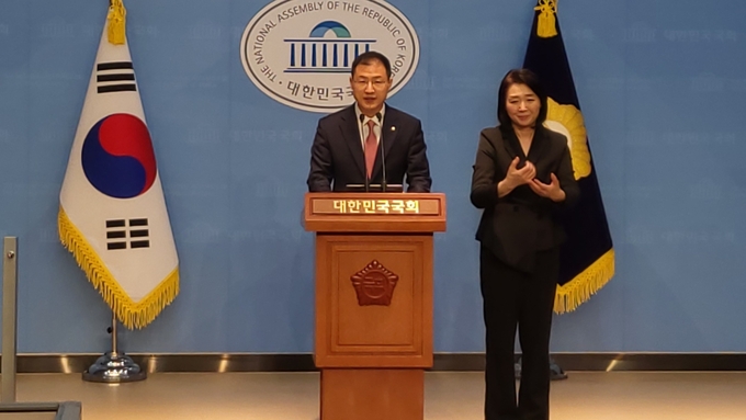 김상욱 무소속 국회의원이 15일 오전 국회 소통관에서 기자회견을 열고 이재명 더불어민주당 대선 후보 공개지지 선언을 하고 있다. (사진=한주희 수습기자)