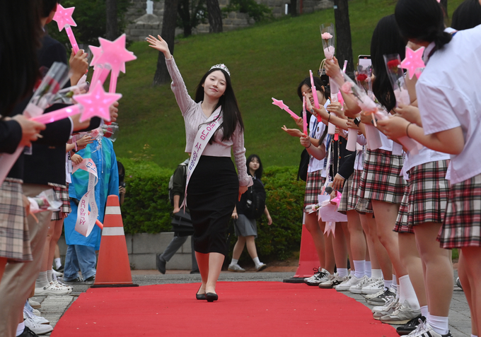 스승의날을 맞은 15일 오전 수원시 매향중학교에서 학생들이 '스승의날 레드카펫 행사'를 열고 출근하는 선생님을 맞이하고 있다.