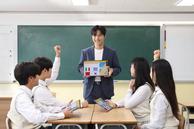 갤럭시 탭으로 만든 퀴즈를 학생들과 함께 풀어보는 모습 (사진=삼성전자 제공)