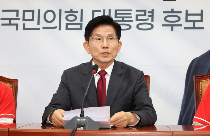 김문수 국민의힘 대선 후보가 15일 국회에서 긴급 기자회견을 하고 있다. (사진=연합뉴스)