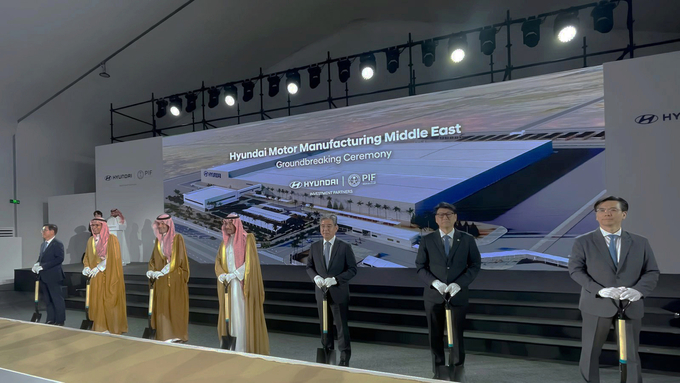 (왼쪽부터) 박원균 HMMME 법인장 상무, 아흐메드 알리 알수베이(Ahmed Ali Al-Subaey) HMMME 이사회 의장, 야지드 알후미에드(Yazeed A. Al-Humied) 사우디아라비아 국부펀드 부총재, 반다르 이브라힘 알코라예프(Bandar Ibrahim Al-Khorayef) 산업광물자원부 장관, 장재훈 현대차그룹 부회장, 문병준 주사우디아라비아 대한민국 대사 대리, 이한우 현대건설 대표이사 부사장이 현대차 사우디 생산법인(HMMME) 착공식에서 기념사진을 촬영하고 있다. (사진=현대차 제공)