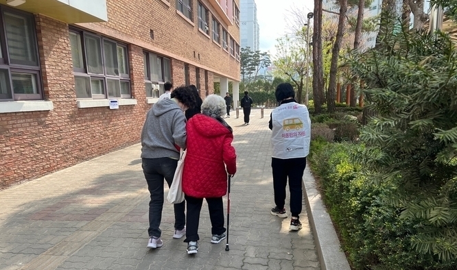 한 노인이 가족과 함께 걸어가고 있다. (사진=장진 기자)