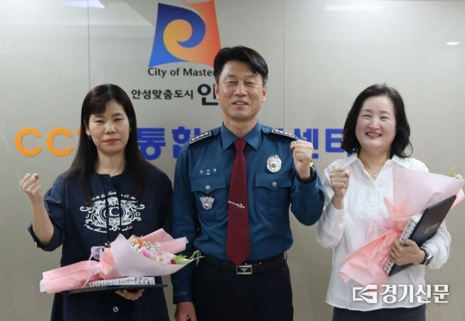 김기범 서장이 실종된 치매노인을 발견하는 데 기여한 관제요원들과 기념촬영을 하고 있다. (사진=안성경찰서 제공)