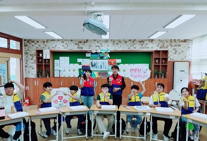 이천매곡초등학교 RCY 단원 학생들이 스승의 날을 맞아 감사 행사를 진행하고 있다. (사진=대한적십자사 경기도지사 제공)
