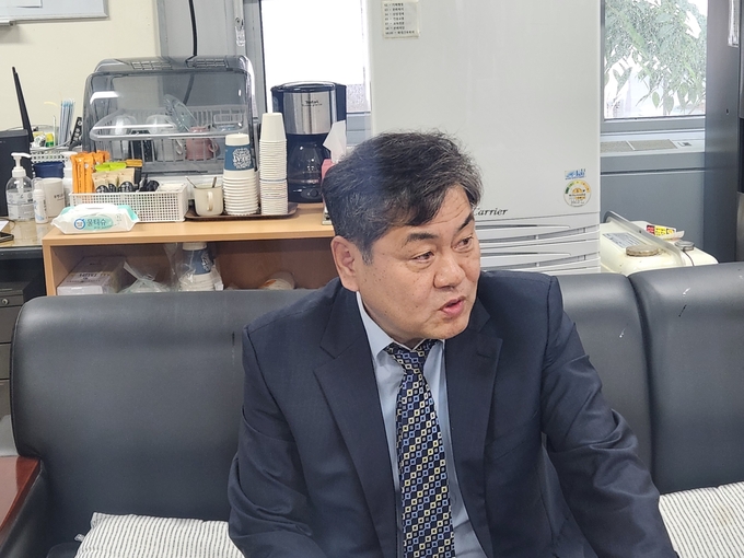 15일 인천시청 기자실에서 이인재 인천대 총장이 기자간담회를 진행하고 있다. ( 사진 = 박지현 기자 )