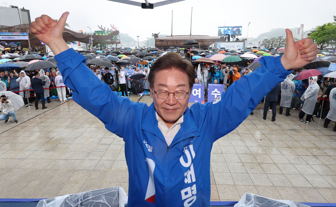이재명 더불어민주당 대선 후보가 15일 전남 여수시 이순신광장에서 열린 집중유세에서 연설을 마치고 기념 촬영하고 있다. (사진=연합뉴스)