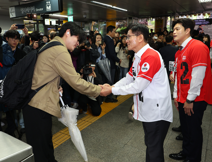 김문수 국민의힘 대선 후보가 15일 오전 서울 구로구 신도림역을 찾아 출근길 시민과 인사를 하고 있다. (사진=연합뉴스)