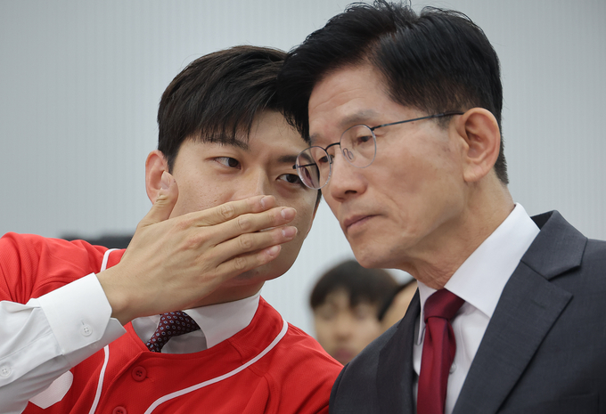 김문수 국민의힘 대선 후보와 김용태 비상대책위원장이 15일 국민의힘 중앙당사에서 열린 대한민국교원조합 대선 정책제안서 전달식에서 귀엣말을 하고 있다. (사진=연합뉴스)