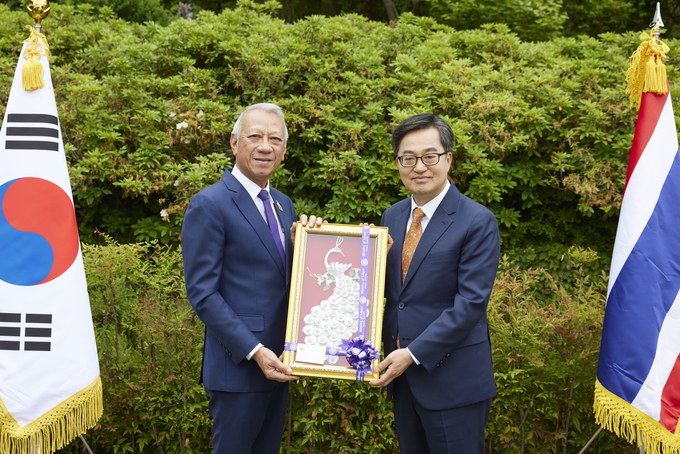 15일 오후 도담소에서 김동연 경기도지사가 피팟 라차낏쁘라칸 태국 노동부 장관과 기념품 교환 후 기념촬영을 하고 있다. (사진=경기도 제공)